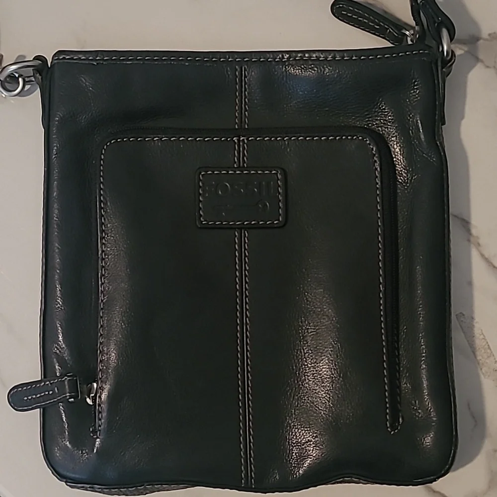 Fossil Cross Town Black Leather Slim Crossbody Messenger Bag Errands Practical